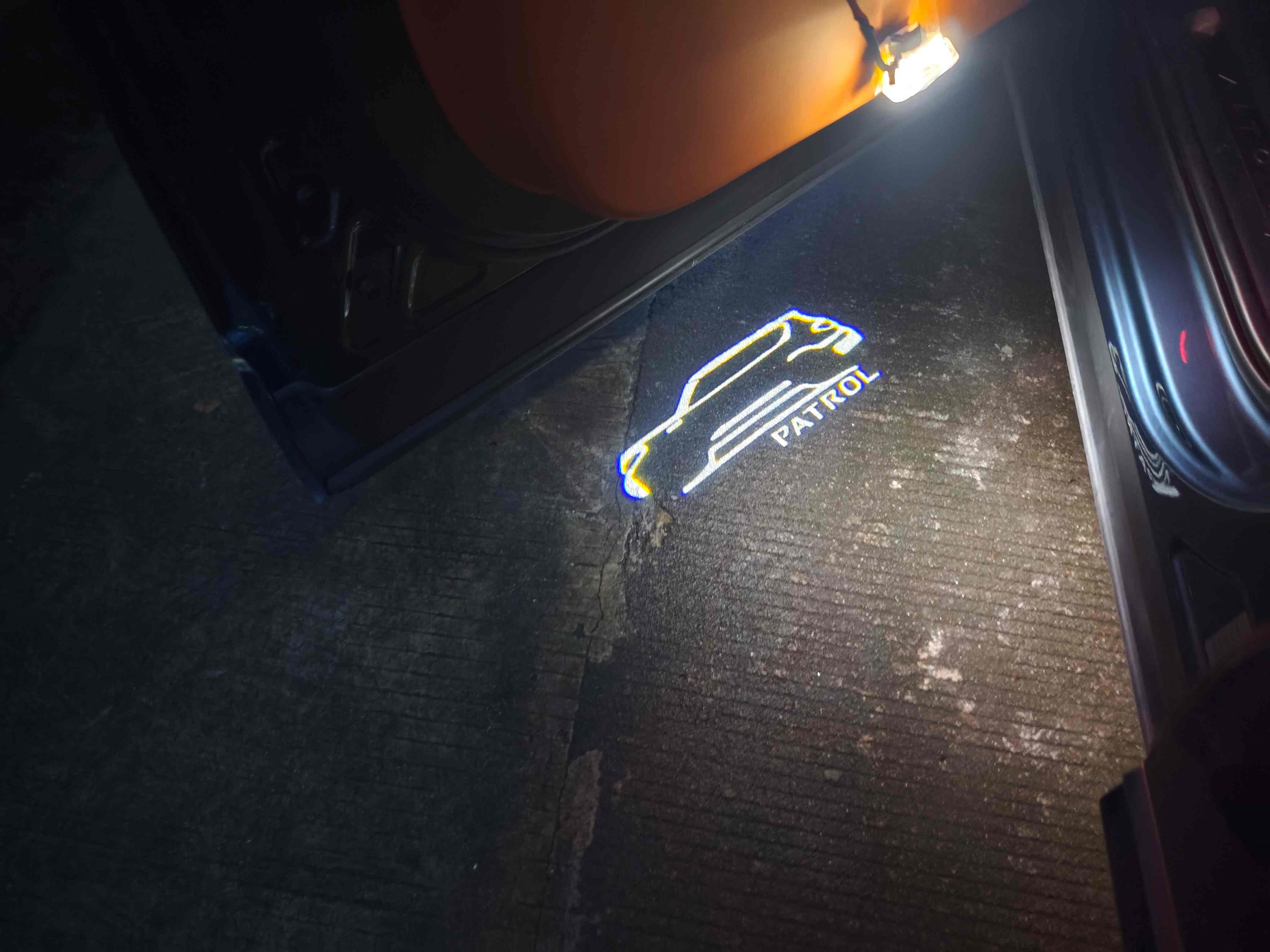 Универсальные и индивидуальные приветственные огни для автомобиля